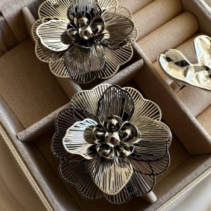 گوشواره فشن نقره ای طرح گل